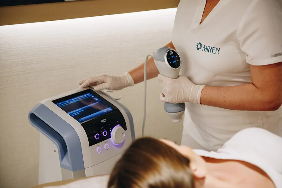 Mirenmedic practitioner performing a BTL EmTone cellulite reduction treatment.