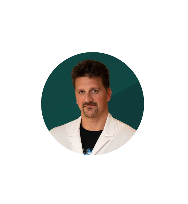 Portrait of Dr Nikola Pješčić, specialist in orthopedic surgery and traumatology on the Miren Medic team.