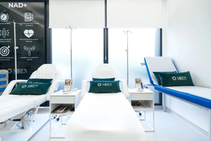 Intravenous therapy room with comfortable chairs, infusion stands and branded details: Miren Medic gallery