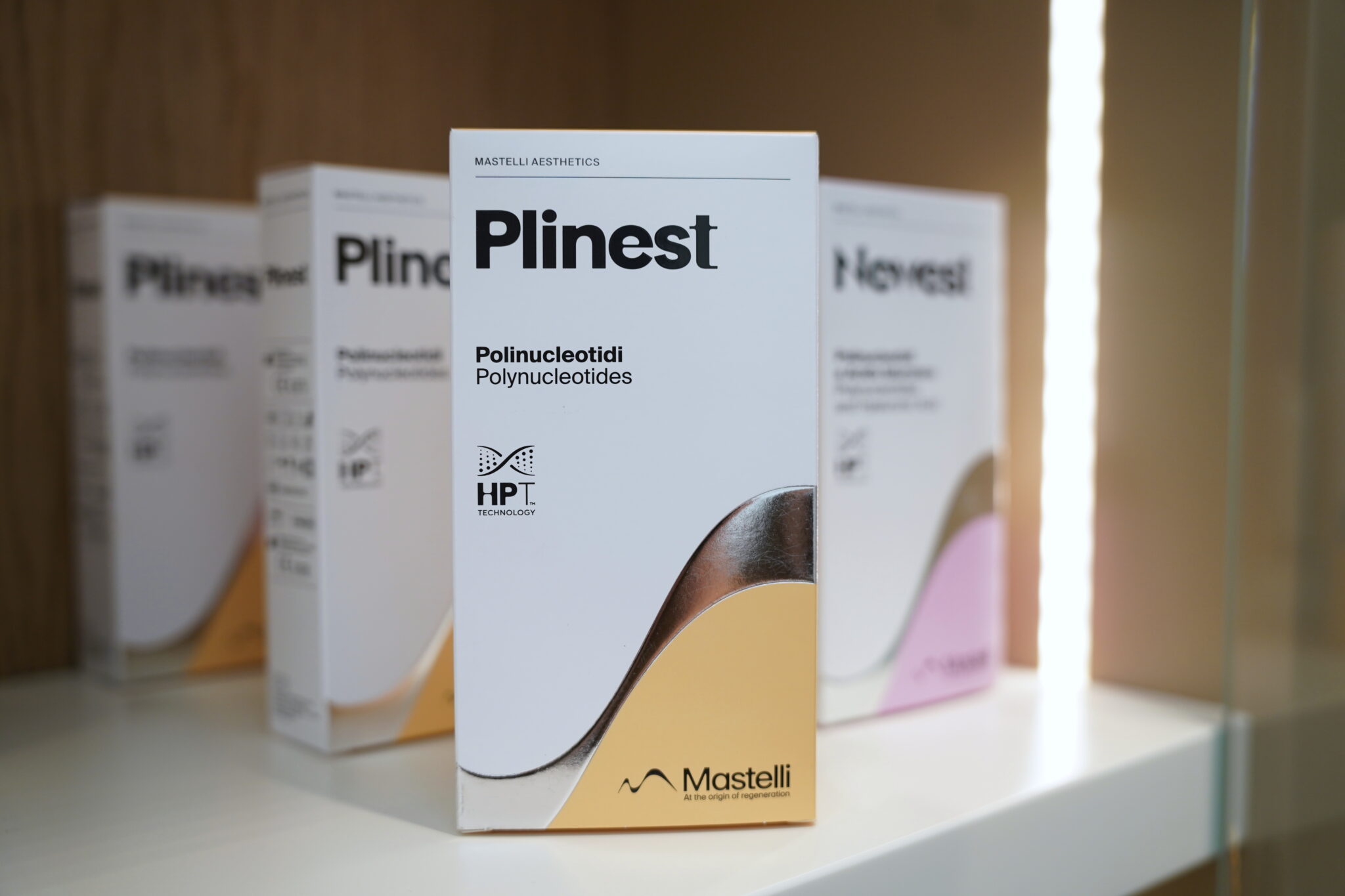 Pacijent prima intravensku infuziju u poliklinici Mirenmedic, ruka položena na prepoznatljive zelene Miren jastuke.