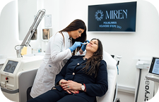 Lekar vrši estetski ili dermatološki pregled lica pacijentkinje, Poliklinika Miren, privatna poliklinika Beograd