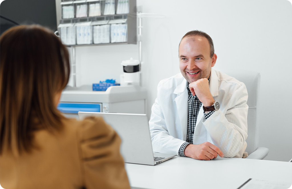 Lekar na konsultacijama sa pacijentkinjom u ordinaciji, Miren privatna poliklinika Beograd