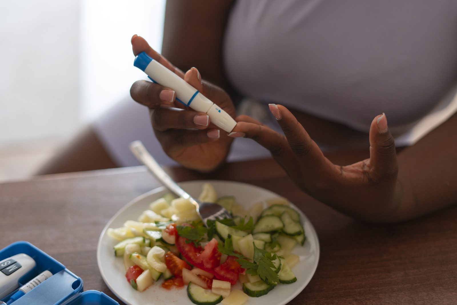 Žena kontroliše nivo šećera u krvi - insulinska rezistencija i metabolizam